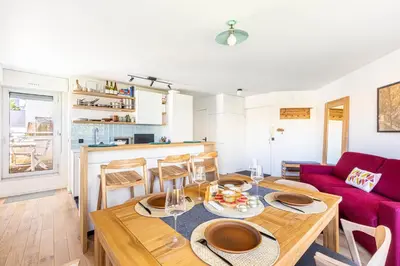 Cuisine ou kitchenette dans l'établissement GuestReady - Sunny Chic Retreat with Balcony