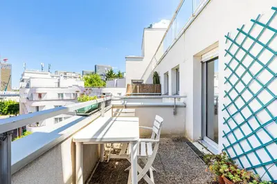 Balcon ou terrasse dans l'établissement GuestReady - Sunny Chic Retreat with Balcony