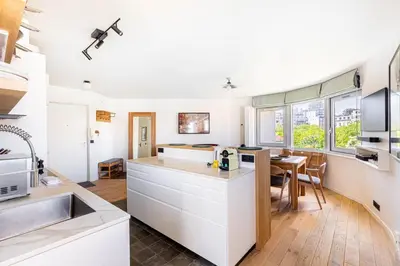 Télévision ou salle de divertissement dans l'établissement GuestReady - Sunny Chic Retreat with Balcony
