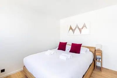 Un ou plusieurs lits dans un hébergement de l'établissement GuestReady - Sunny Chic Retreat with Balcony