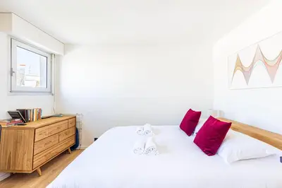 Un ou plusieurs lits dans un hébergement de l'établissement GuestReady - Sunny Chic Retreat with Balcony