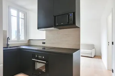 Cuisine ou kitchenette dans l'établissement Appartement 2 Pièces I 8 min à pied de la Défense