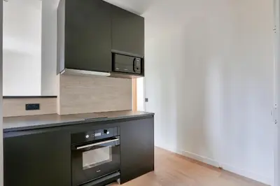 Cuisine ou kitchenette dans l'établissement Appartement 2 Pièces I 8 min à pied de la Défense