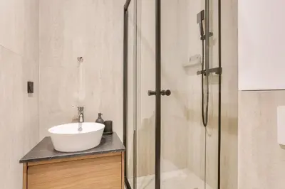 Salle de bains dans l'établissement Appartement 2 Pièces I 8 min à pied de la Défense