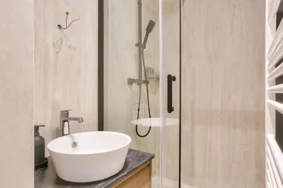 Salle de bains dans l'établissement Appartement 2 Pièces I 8 min à pied de la Défense