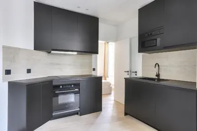 Cuisine ou kitchenette dans l'établissement Appartement 2 Pièces I 8 min à pied de la Défense