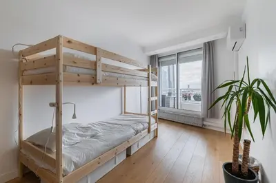 Un ou plusieurs lits dans un hébergement de l'établissement Apartement view of all of Paris