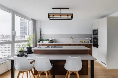 Cuisine ou kitchenette dans l'établissement Apartement view of all of Paris