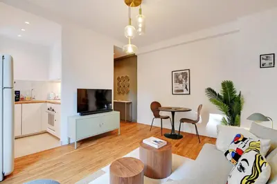 Cuisine ou kitchenette dans l'établissement Calm Square Flat