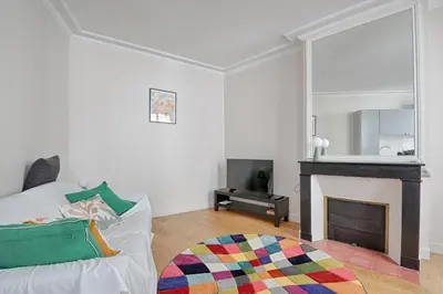 Télévision ou salle de divertissement dans l'établissement Cosy flat - Luxembourg Garden - Saint Germain des Prés
