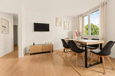 Télévision ou salle de divertissement dans l'établissement L'écrin Cocooning et moderne d'Ivry - Parking - Metro 5min à pied