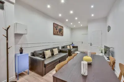 Coin salon dans l'établissement Urban Flat 35 - 2 Bedroom Apartment Grands Boulevards