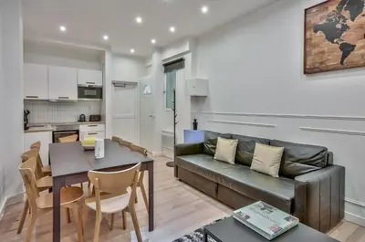 Cuisine ou kitchenette dans l'établissement Urban Flat 35 - 2 Bedroom Apartment Grands Boulevards