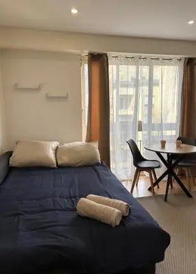 Un ou plusieurs lits dans un hébergement de l'établissement Cozy Studio Ideally Located