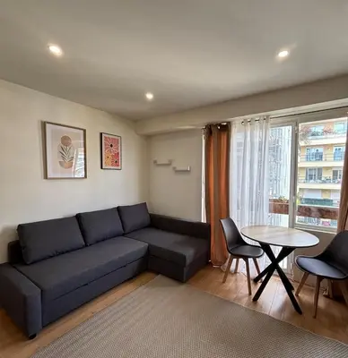 Coin salon dans l'établissement Cozy Studio Ideally Located
