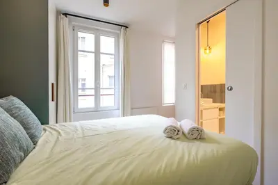 Un ou plusieurs lits dans un hébergement de l'établissement 4 Guest - Hausmanian Flat Arc de Triomph
