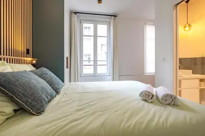 Un ou plusieurs lits dans un hébergement de l'établissement 4 Guest - Hausmanian Flat Arc de Triomph