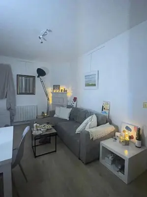 Coin salon dans l'établissement Appartement 2 pièces 42m2 - Puces de Saint-Ouen