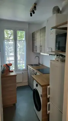Cuisine ou kitchenette dans l'établissement Appartement - 4 voyageurs - accès direct Paris