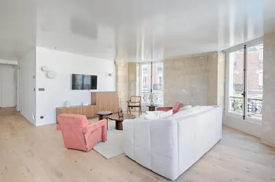Télévision ou salle de divertissement dans l'établissement Marais Louvre Luxury new 2BR Full AC by Melvane