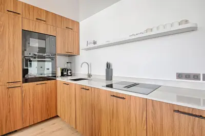 Cuisine ou kitchenette dans l'établissement Marais Louvre Luxury new 2BR Full AC by Melvane