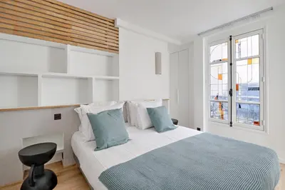 Un ou plusieurs lits dans un hébergement de l'établissement Marais Louvre Luxury new 2BR Full AC by Melvane