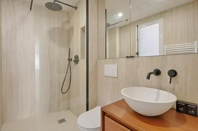 Salle de bains dans l'établissement Marais Louvre Luxury new 2BR Full AC by Melvane