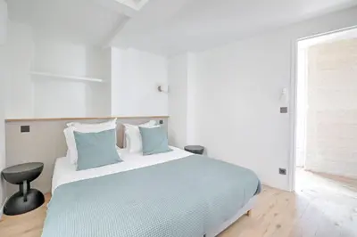 Un ou plusieurs lits dans un hébergement de l'établissement Louvre & Seine Luxury new 3BR Full AC By Melvane