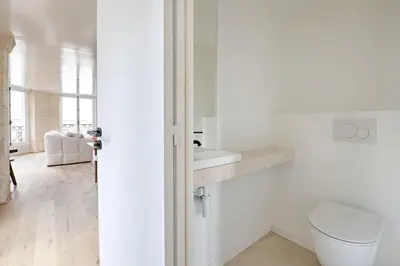Salle de bains dans l'établissement Louvre & Seine Luxury new 3BR Full AC By Melvane