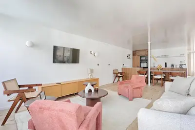 Télévision ou salle de divertissement dans l'établissement Louvre & Seine Luxury new 3BR Full AC By Melvane