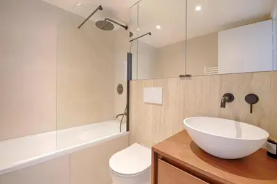 Salle de bains dans l'établissement Louvre & Seine Luxury new 3BR Full AC By Melvane