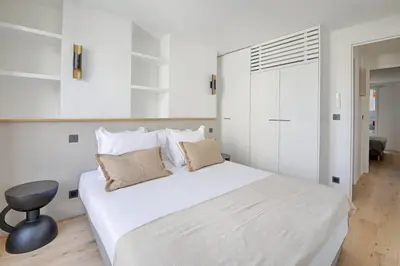 Un ou plusieurs lits dans un hébergement de l'établissement Louvre & Seine Luxury new 3BR Full AC By Melvane