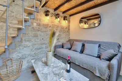Coin salon dans l'établissement Studio walking distance from Marais with mobile AC