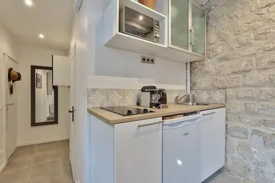 Cuisine ou kitchenette dans l'établissement Studio walking distance from Marais with mobile AC