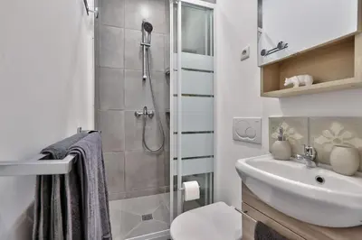 Salle de bains dans l'établissement Studio walking distance from Marais with mobile AC