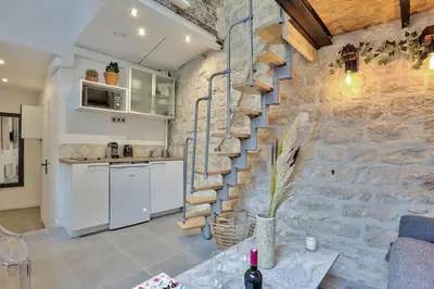 Cuisine ou kitchenette dans l'établissement Studio walking distance from Marais with mobile AC