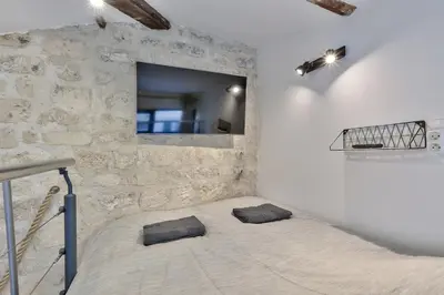 Un ou plusieurs lits dans un hébergement de l'établissement Studio walking distance from Marais with mobile AC