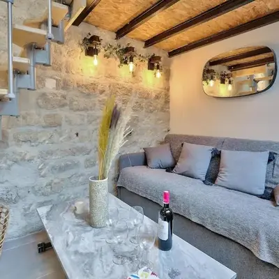 Studio walking distance from Marais with mobile AC