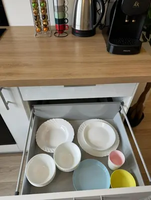 Cuisine ou kitchenette dans l'établissement PARIS-MONTROUGE Magnifique Appartement 2 pièce de 36m2 - très cosy pour 1 à 5 personnes refait à neuf - ENTIRE APARTMENT LUXURIOUS AND WARM - Montrouge Paris 14ème - Proche Aéroport Orly & Parc Expositions Porte de Versailles FREE WIFI GRATUIT