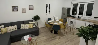 Coin salon dans l'établissement PARIS-MONTROUGE Magnifique Appartement 2 pièce de 36m2 - très cosy pour 1 à 5 personnes refait à neuf - ENTIRE APARTMENT LUXURIOUS AND WARM - Montrouge Paris 14ème - Proche Aéroport Orly & Parc Expositions Porte de Versailles FREE WIFI GRATUIT