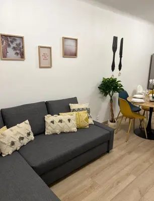 Coin salon dans l'établissement PARIS-MONTROUGE Magnifique Appartement 2 pièce de 36m2 - très cosy pour 1 à 5 personnes refait à neuf - ENTIRE APARTMENT LUXURIOUS AND WARM - Montrouge Paris 14ème - Proche Aéroport Orly & Parc Expositions Porte de Versailles FREE WIFI GRATUIT