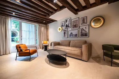 Coin salon dans l'établissement Luxury and élégance Place des Vosges