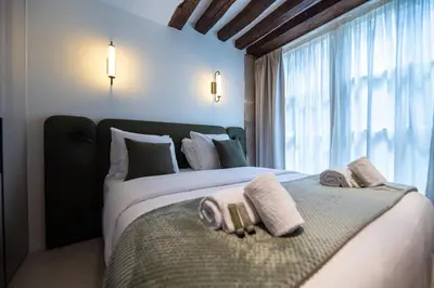 Un ou plusieurs lits dans un hébergement de l'établissement Luxury and élégance Place des Vosges