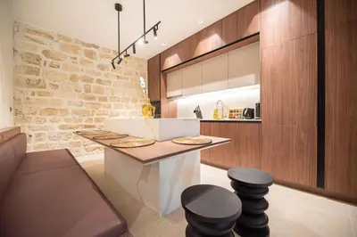 Cuisine ou kitchenette dans l'établissement Luxury and élégance Place des Vosges