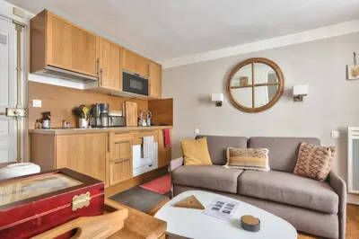 Cuisine ou kitchenette dans l'établissement Modern Renovated studio cozy and quiet