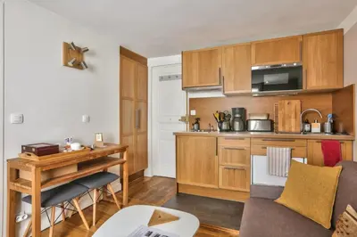 Cuisine ou kitchenette dans l'établissement Modern Renovated studio cozy and quiet
