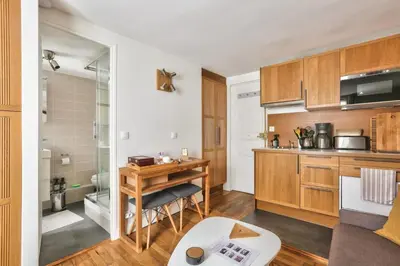 Cuisine ou kitchenette dans l'établissement Modern Renovated studio cozy and quiet