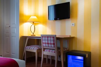 Télévision ou salle de divertissement dans l'établissement Hotel Delambre