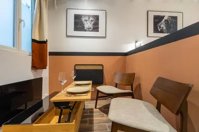Coin salon dans l'établissement Cozy Suite with Sauna - Le Marais