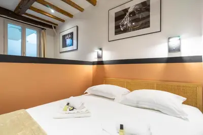 Un ou plusieurs lits dans un hébergement de l'établissement Cozy Suite with Sauna - Le Marais
